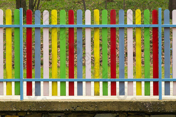 色彩斑斓的木栅栏