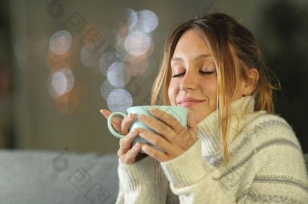放松女人冬天喝咖啡坐着沙发上晚上首页