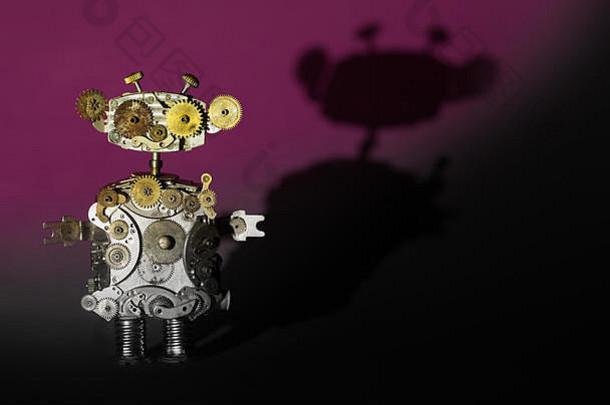 蒸汽朋克机械机器人大影子岁的齿轮齿轮轮手时钟部分机制破旧的难看的东西刮伤金属纹理有趣的玩具字符紫罗兰色的黑暗黑色的背景复制空间