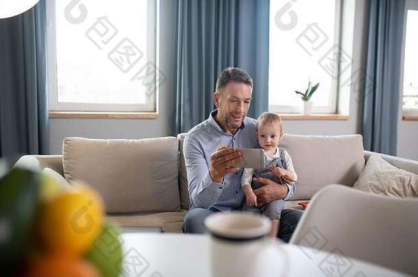 成熟的父亲显示孩子平板电脑