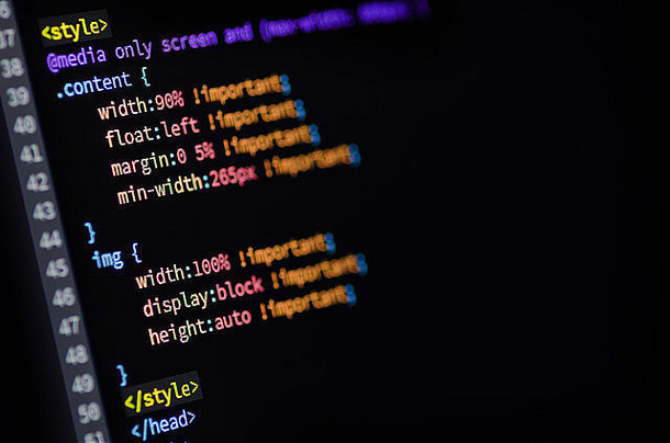 特写镜头媒体查询超文本标记语言CSS代码网络页面显示电脑监控