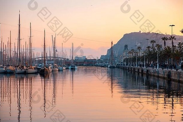 港口巴塞罗那日落美丽的水反射