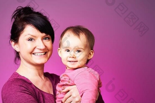 肖像可爱的婴儿女孩年轻的妈妈。紫罗兰色的背景复制空间
