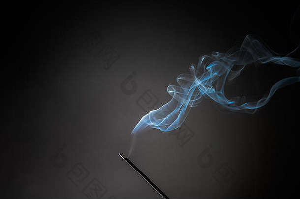 吸烟香坚持烟黑色的背景纯放松主题烟蒸汽烟波雾雾效果
