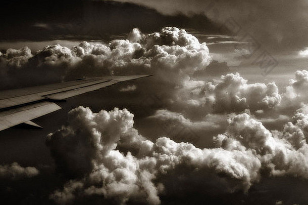 飞机翼飞行多云的天空