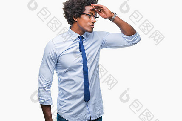 非洲式发型美国业务男人。穿眼镜孤立的背景快乐微笑手头<strong>搜索</strong>概念