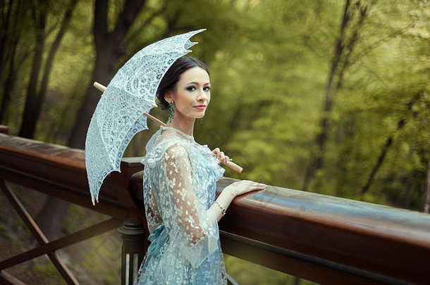 肖像女孩森林老式的衣服手持有古董伞