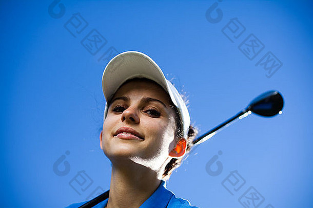 年轻的女人玩高尔夫球