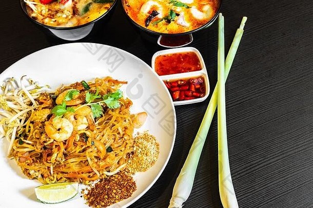 垫泰国帕德泰国炒大米面条传统的菜服务街食物泰国用旺火炒的菜菜使虾别致的