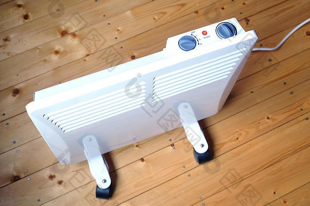 工作白色电换流器加热器控制面板前木地板上房子房间前视图特写镜头