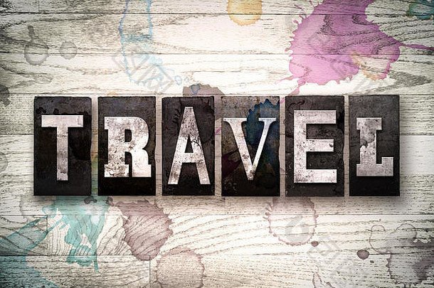 “旅行”这个词是用老式的脏金属活版印刷字体写的，背景是白色的木头，上面有墨水和油漆污渍。