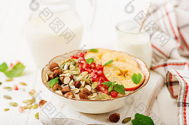 美味的健康的燕麦片粥苹果石榴坚果健康的早餐健身食物适当的营养