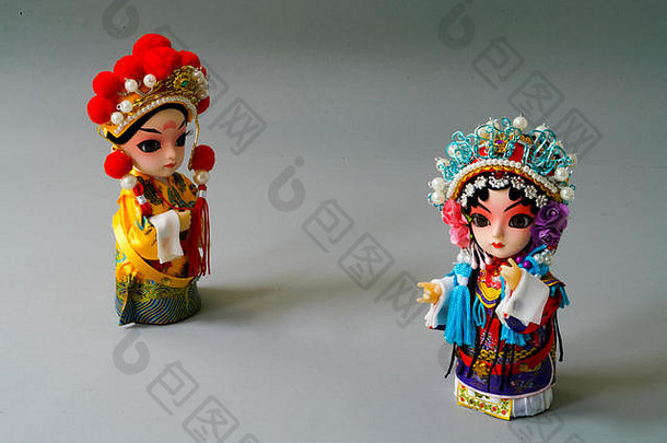 传统的已婚中国娃娃孤立在灰色背景上——聚焦新娘