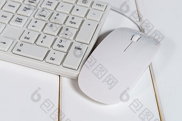 灰色的电脑鼠标，白色的