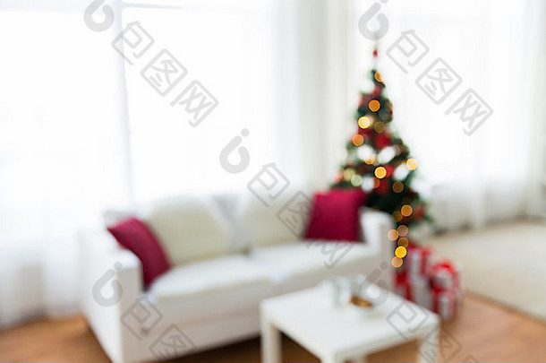 以圣诞树为背景的模糊客厅