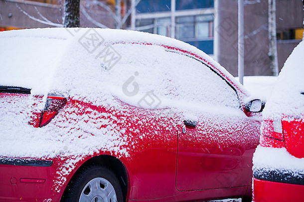消费者车覆盖雪冬天一天