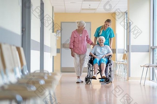 上了年纪的女人轮椅女儿护士