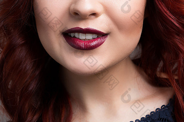 特写镜头樱桃嘴唇女孩红色的头发较低的部分脸时尚女孩肖像