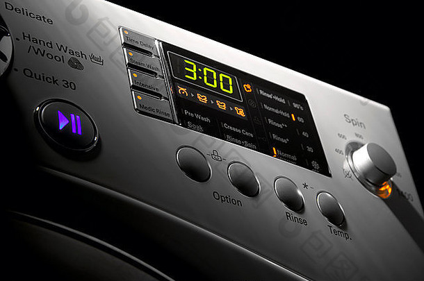 现代洗衣机控制仪表板的特写镜头，在黑色背景下带有定时器和选项键