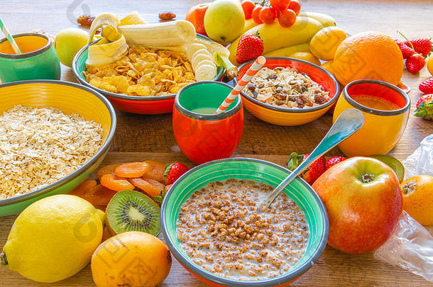 不同营养健康早餐材料的彩色照片，盛在碗里