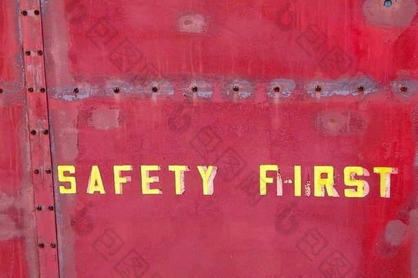 带安全警告的旧轨道车，工人安全第一