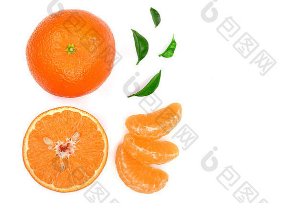 橙色或橘黄色，叶子隔离在白色背景上，文本有空间。平面布置，俯视图。水果成分。