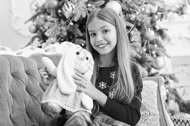 玩起来非常有趣。小孩带着礼物开心地笑着。小女孩和可爱的兔子在圣诞树旁。小女孩抱着兔子<strong>玩具</strong>。小孩玩软<strong>玩具</strong>。最好的圣诞<strong>玩具</strong>。