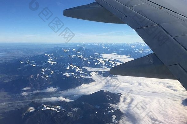 美丽的飞机图片，从上到下俯瞰奥地利令人惊叹的群山，机翼的细节创造了一幅有趣的构图。
