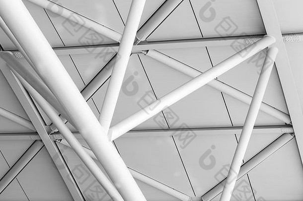抽象工业建筑背景，带钢梁和白色面板的内天花板结构