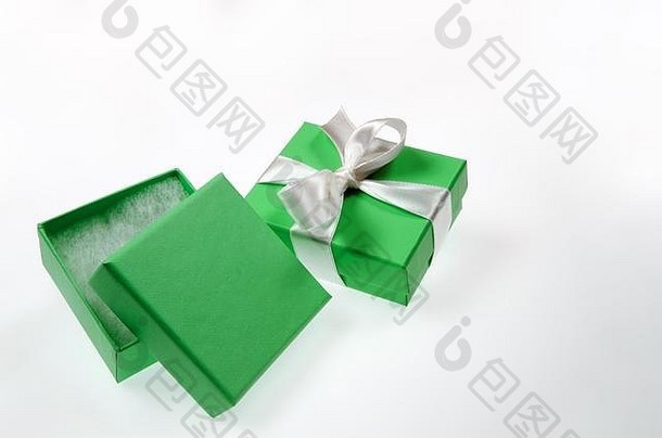 两个用白丝带系着的绿色小盒子