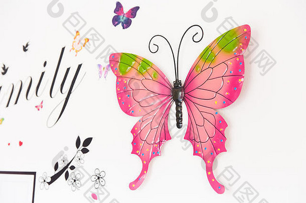 粉红色的蝴蝶挂墙装饰女孩房间