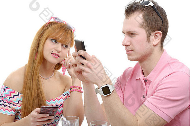 一对幸福的夫妇，手机被隔离在白色背景上