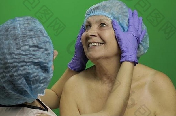 微笑上了年纪的女保护他塑料外科医生医生检查女人脸化妆品手术皮肤病学浓度关键