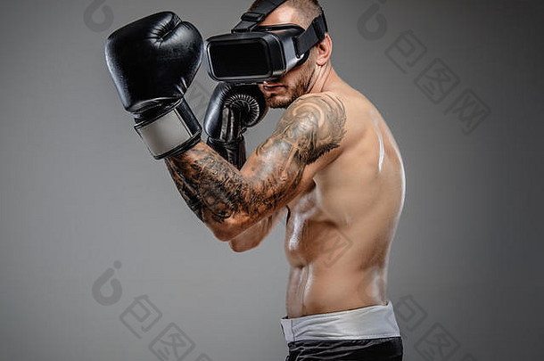 戴着虚拟现实眼镜的赤膊野蛮<strong>拳击</strong>手。