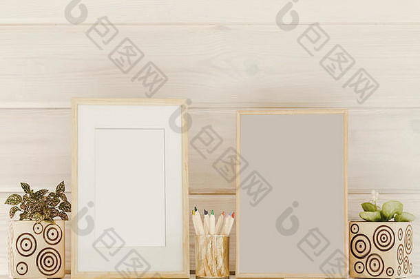 模拟木框架、彩色铅笔、白色架子上的室内植物或木制背景上的桌子