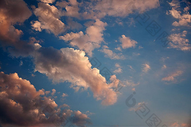夏日蔚蓝的天空中美丽的蓬松白云。此cloudscape图像适合作为您设计的背景。