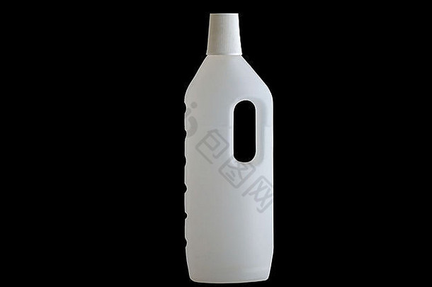 黑色背景下塑料瓶的前视图