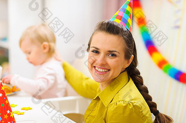 快乐妈妈庆祝宝宝一周岁生日的画像