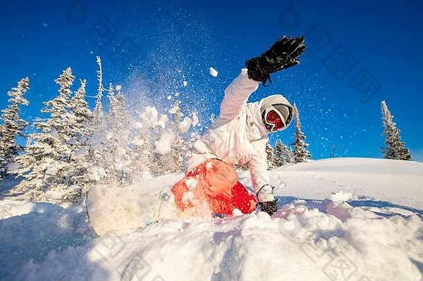 滑雪板上的滑雪者在雪中滑行，爆炸。雪莱格什滑雪度假村免费滑雪