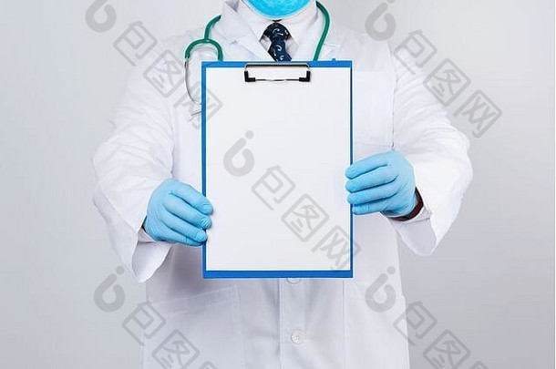男医生穿着白色外套，戴着蓝色乳胶手套，脖子上挂着听诊器，医生手里拿着一张白纸夹，放着w