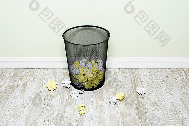 团皱巴巴的纸分散垃圾桶显示挫折办公室工人图像很容易作物