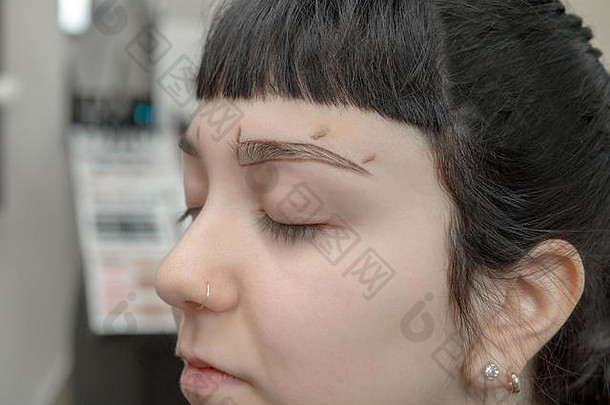 永久化妆验证比例美容师应用永久使眉毛眉纹身