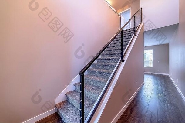 室内<strong>楼</strong>梯紧靠着棕色木地板和朴素的白色墙壁