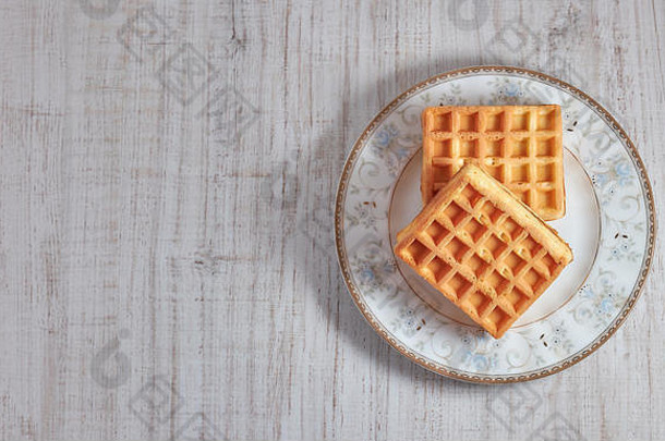 前视图甜蜜的新鲜的维也纳华夫饼板孤立的木表格复制空间欧洲早餐