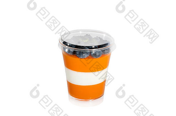奶油甜点装在一个塑料杯里，白色背景上点缀着浆果。