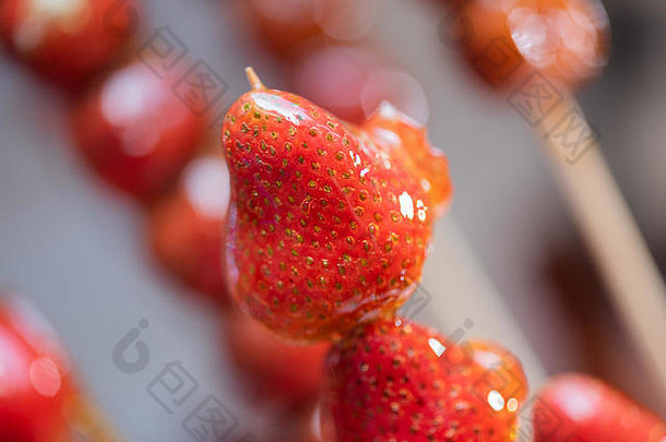 糖葫芦传统的中国硬焦糖草莓串特写镜头，也叫<strong>冰糖</strong>葫芦<strong>蜜饯</strong>山楂棒