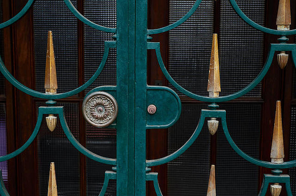葡萄牙马德拉Funchal抽象大门详图，带锁和金色钉子