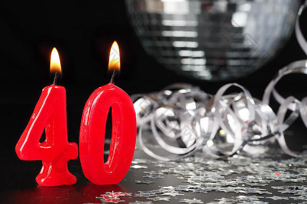 生日或周年派对上的红色蜡烛，显示40号抽象背景。