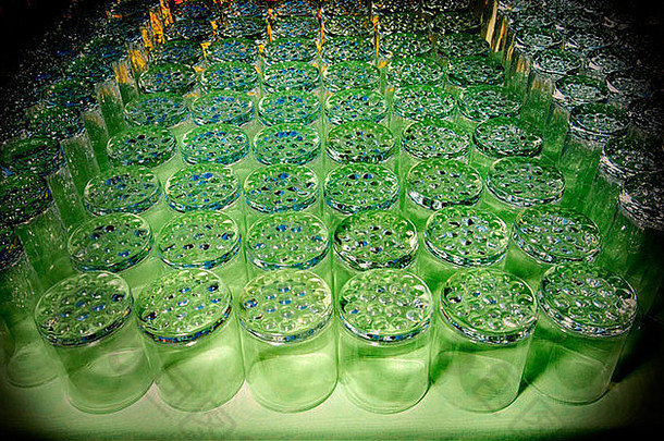Hiall玻璃杯堆叠起来，为婚礼派对活动宾客准备。