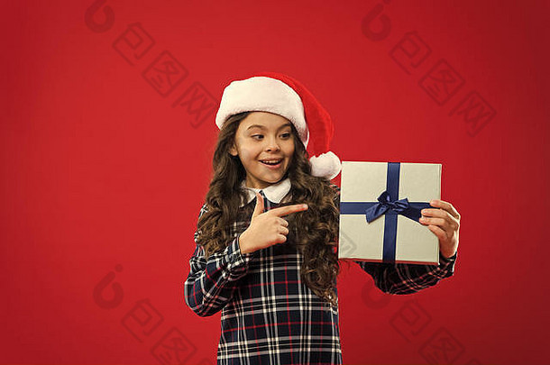 寒假快乐。小女孩。新年晚会。圣诞老人小孩。戴着圣诞红帽子的小女孩。圣诞礼物。童年圣诞节购物。圣诞节是网络星期一。